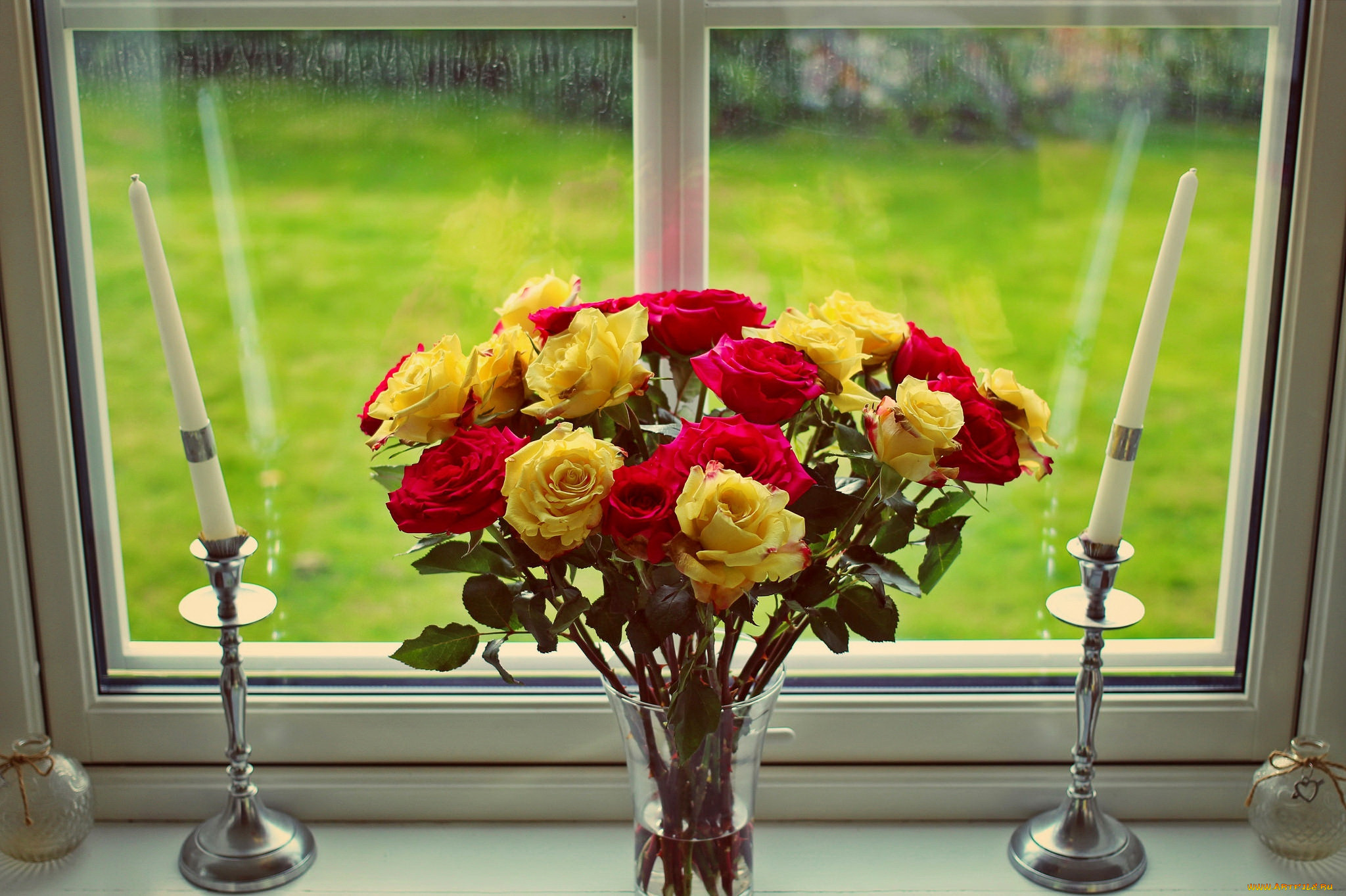 Подарить цветы в вазе. Цветы на подоконнике. Букет на окне. Букет цветов на подоконнике. Окно с цветами.